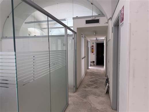 Centrale Locale Indipendente In Pietra di 6 Ambienti. 3 Esposizioni.